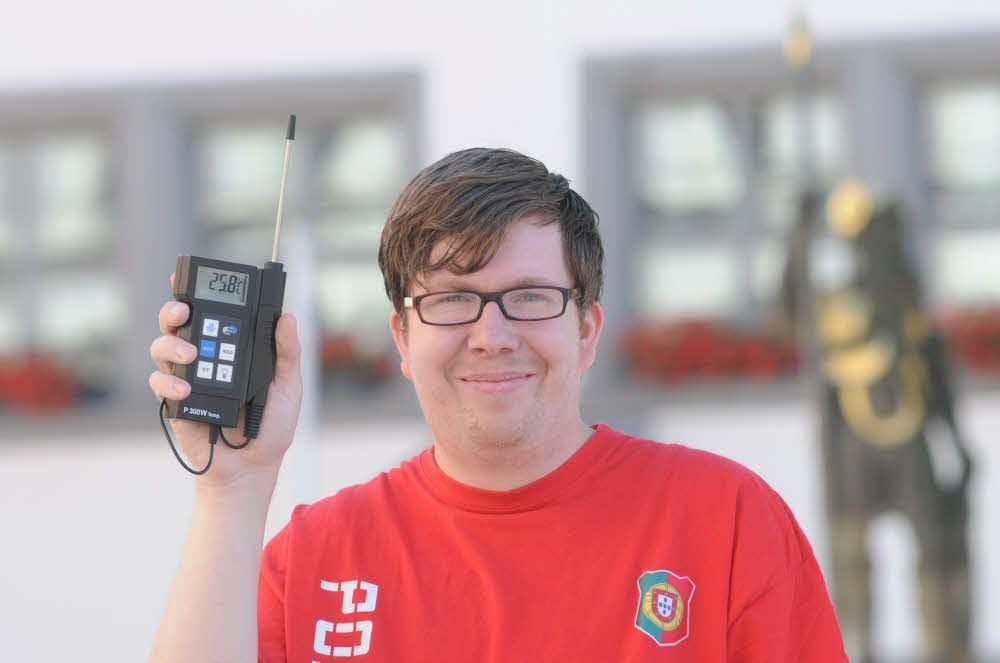 Tino Glugsberger (hier mit einem speziellen Digital-Thermometer) freut sich über die aktuelle „Auszeit“ von der Gluthitze.