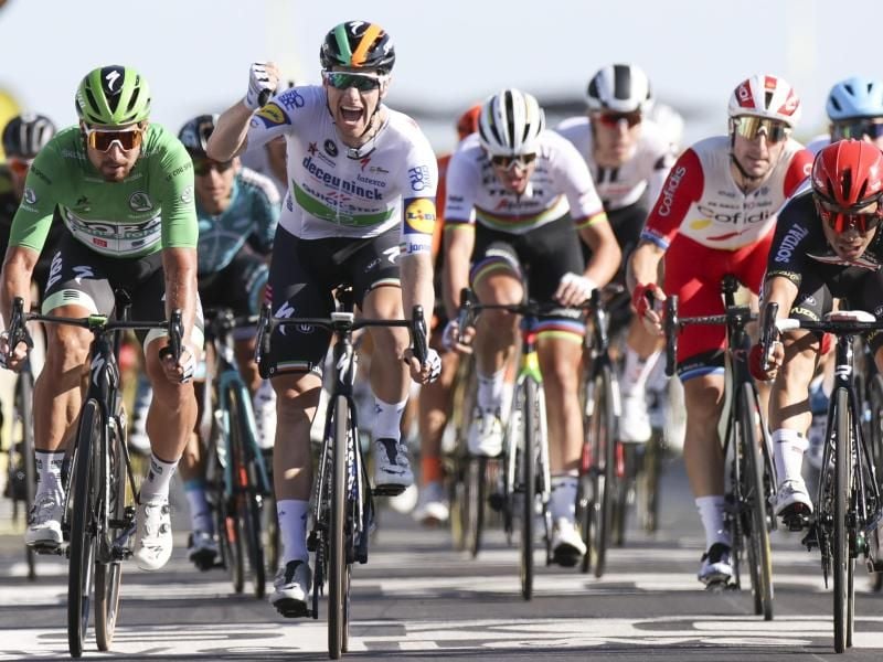 Der Ire Sam Bennett (2.v.l.) holt sich auf der Ile de Re den Etappensieg. Foto: Kenzo Tribouillard/AFP Pool via AP /dpa