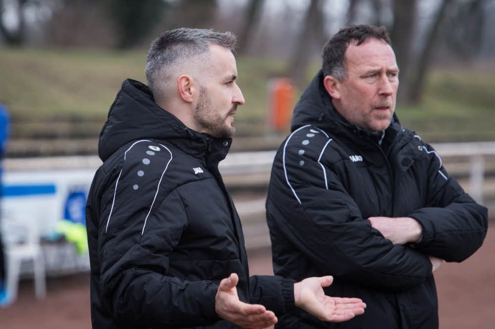 Matthias Krause (l.), hier mit Co-Trainer Jörg Hanisch, wartet noch auf seinen ersten Sieg als SCN-Coach. Gelingt dieser morgen im Geiseltal?