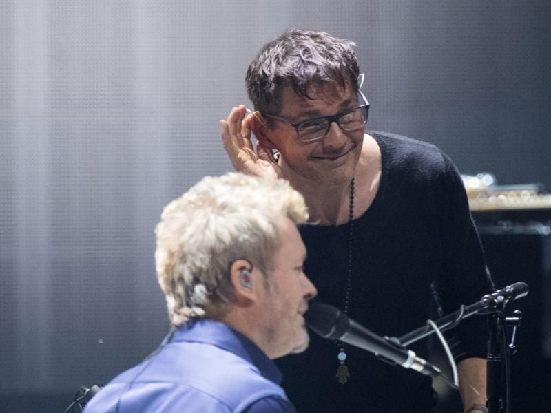 Der Sänger der norwegischen Pop-Band a-ha, Morten Harket (r) beim Tourauftakt hinter Keyborder Magne Furuholmen. Foto: Marijan Murat