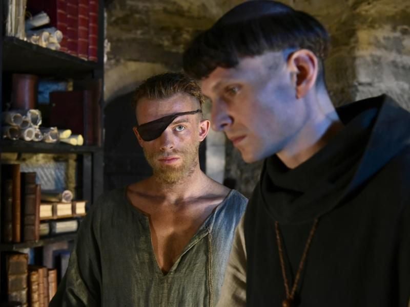 Narziss (Sabin Tambrea, r) und Goldmund (Jannis Niewöhner) verbindet eine tiefe Freundschaft. Foto: -/Sony Pictures /dpa