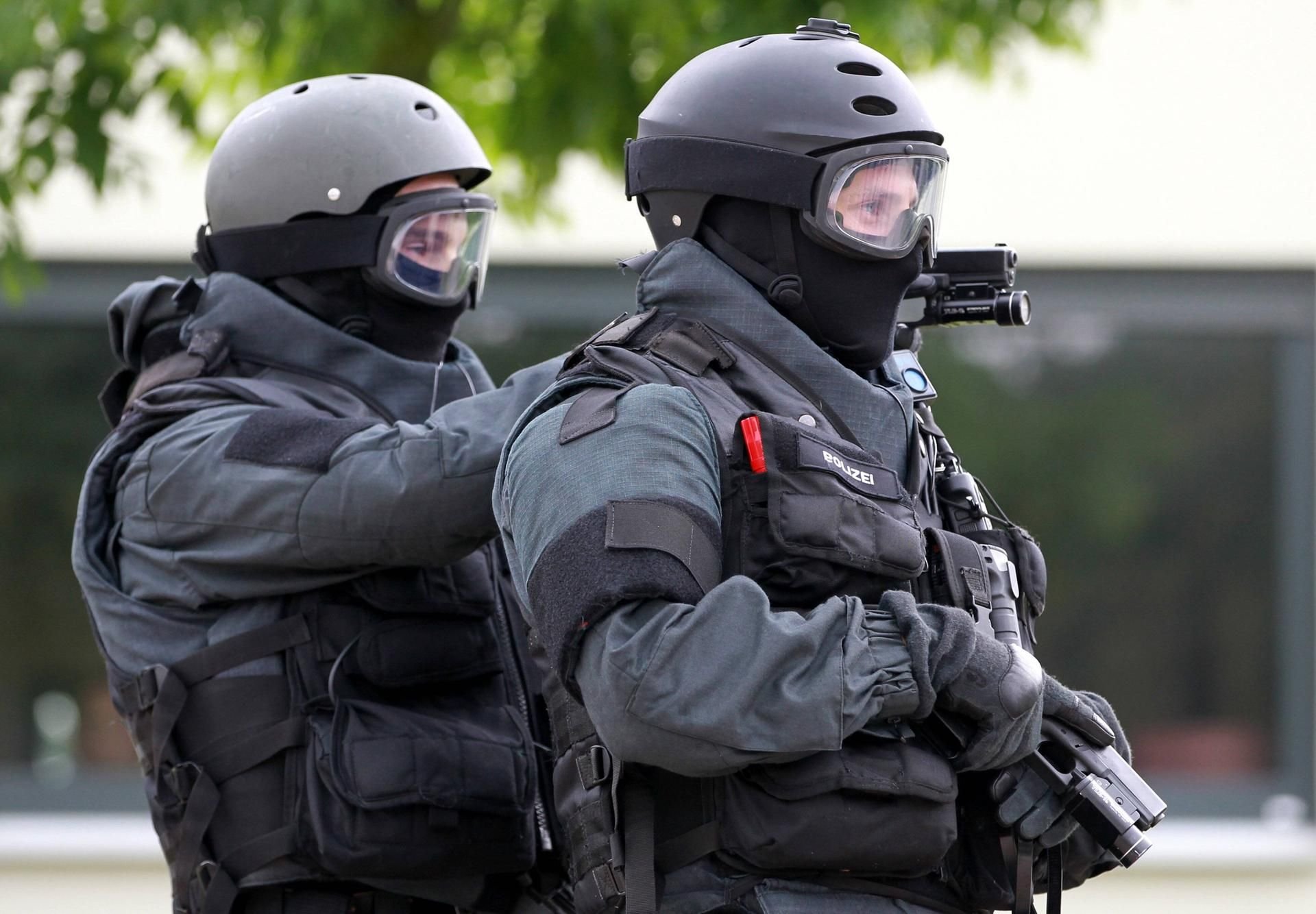 Zwei vermeintlich bewaffnete Männer haben am Sonntag einen stundenlangen Polizeieinsatz in der Merseburger Innenstadt ausgelöst.