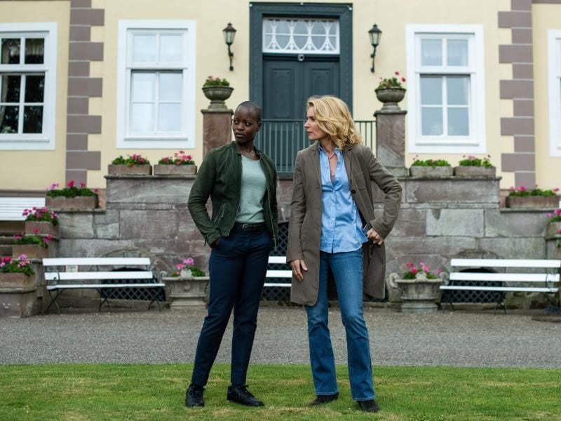 Die Schauspielerinnen Maria Furtwängler (r) und Florence Kasumba vor dem Vorderhaus auf dem Gut Hardenberg bei Göttingen. Foto: Swen Pförtner