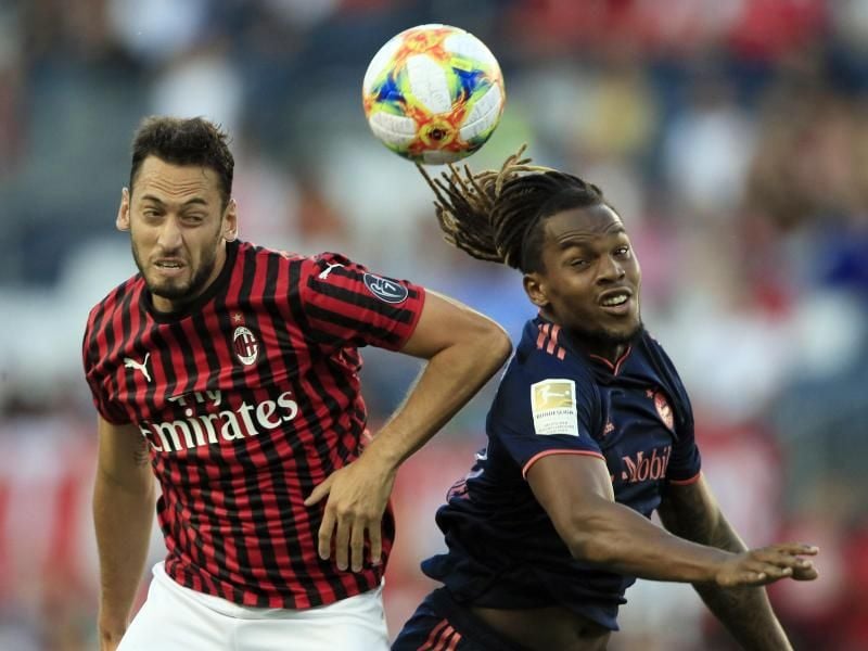 Renato Sanches (r) vom FC Bayern München im Kopfballduell gegen Mailands Hakan Calhanoglu. Foto: Orlin Wagner/AP