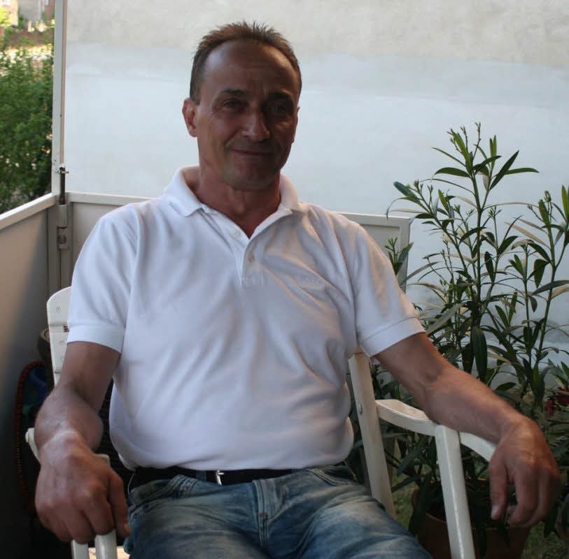 Reno Sperlich in Jessen auf der Terrasse seines Wohnwagens