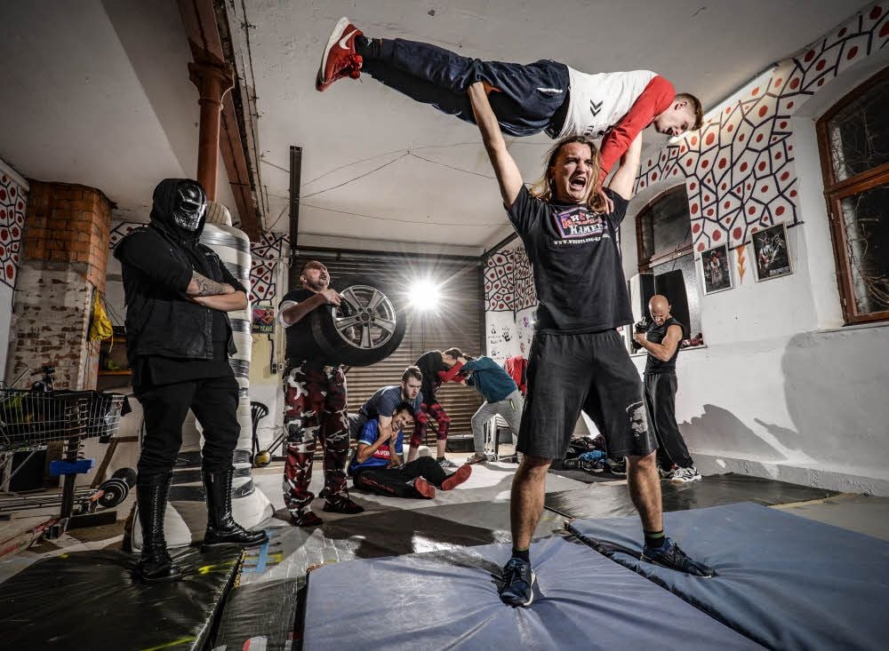 In seinem Element: Clemens Skatula, der Garbage Brawler, stemmt den Outlaw Kevin Lieback in die Luft.