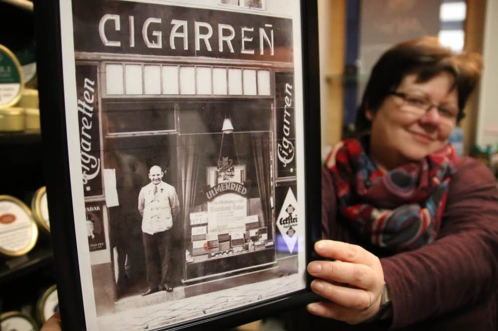 Margrit Kolodziejs mit dem Bild von Arthur Rumstedt, dessen Tabakladen sie heute betreibt. Eine Rumstedt-Nachfahrin meldete sich jetzt bei MZ.