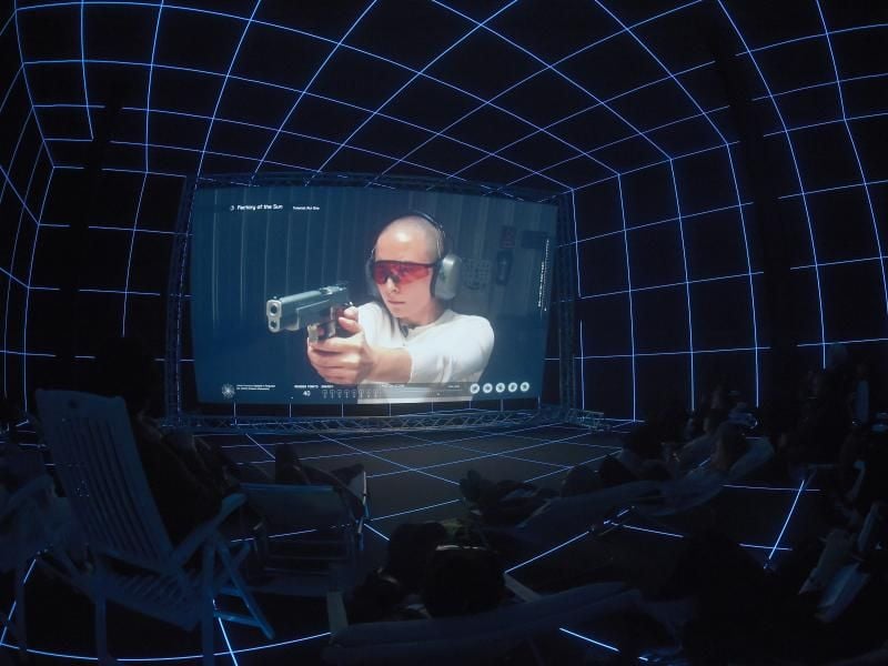 Die Arbeit „Factory in the Sun, 2015” der Künstlerin Hito Steyerl auf der Biennale im Deutschen Pavillon (2015). Foto: Felix Hörhager