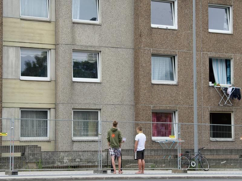 An diesem Wohnhaus in Göttingen ist die Quarantäne planmäßig zu Ende gegangen. Foto: Swen Pförtner/dpa