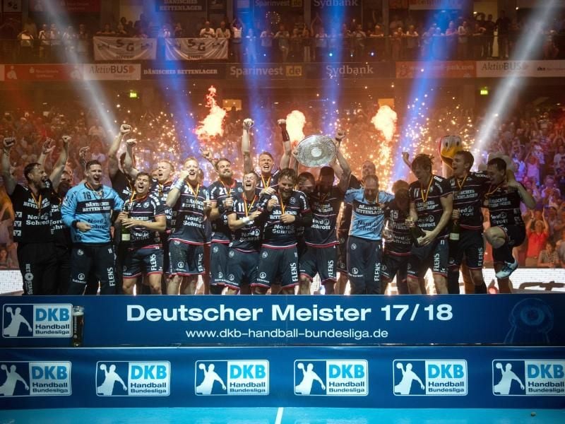 Flensburgs Spieler feiern die zweite deutsche Meisterschaft ihres Vereins. Foto: Axel Heimken