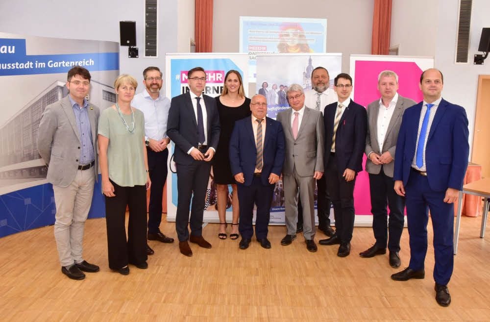 Neben Stadtwerke-Chef Thomas Zänger und OB Peter Kuras (beide Bildmitte) haben viele Akteure die Digital-Offensive unterstützt.