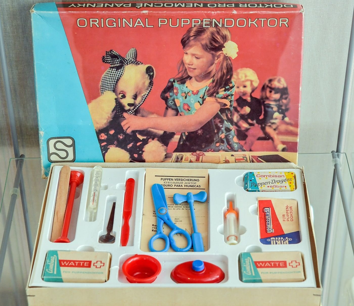 Das Spiel «Puppendoktor» gehört zu den Exponaten in der Ausstellung «Kinderwünsche im Spielzeugland der DDR» im Bergfried der Burg Beeskow (Brandenburg).