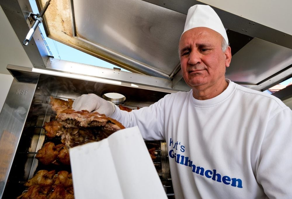 Hürol Kurt verkauft seine Grillhähnchen seit 1991 auf dem Markt - und auch jetzt.