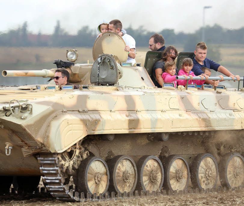Nicht nur Rennaction wird geboten. So können die Zuschauer auch mal einen richtigen Panzer begutachten.