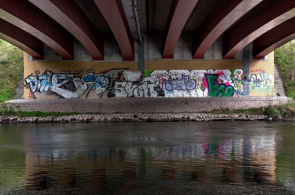 Die Rischmühlen-Brücke in Merseburg wurde mit Graffiti verschandelt.