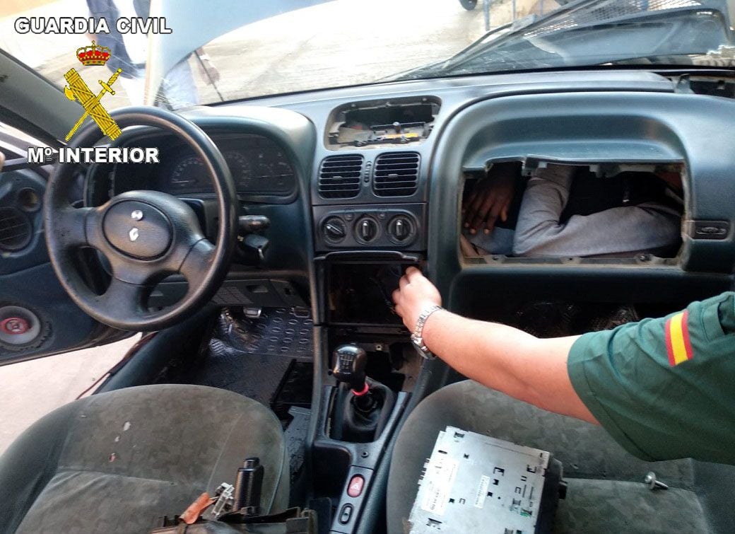 Als die Polizei das Handschuhfach öffnete, fand sie einen illegalen Einwanderer darin.