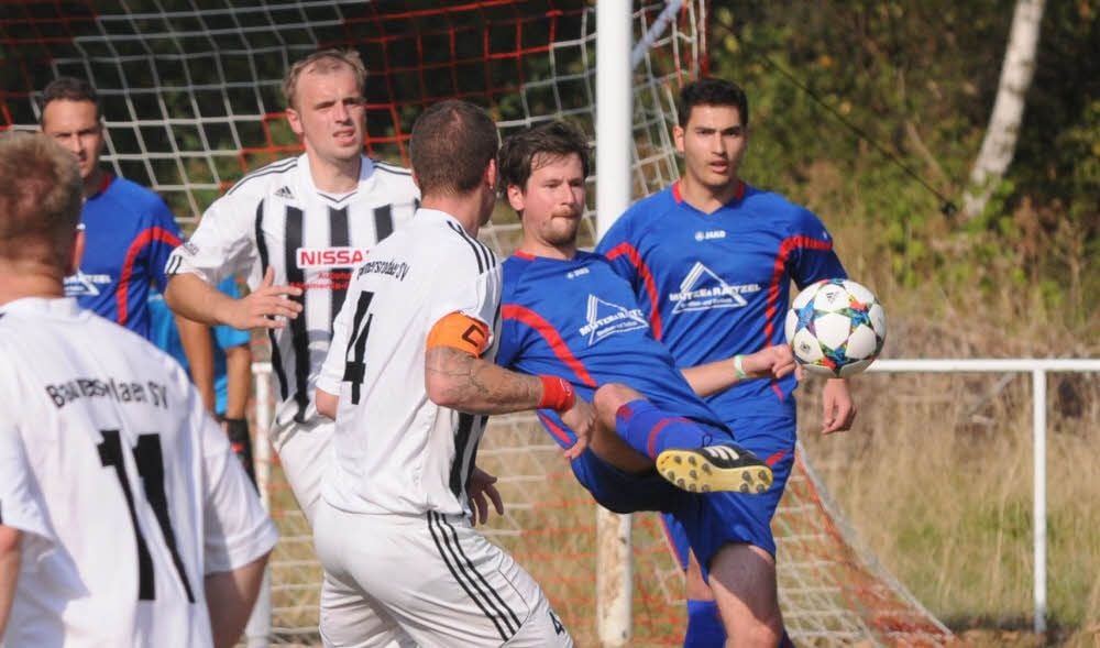Die SG Finne Billroda - hier Sandro Sperk (2.v.r.) in einem früheren Kreisliga-Punktspiel gegen den Baumersrodaer SV - hat sich nach dem überraschenden Rückzug des Wohlmirstedter SV einen neuen Kooperationspartner suchen müssen.