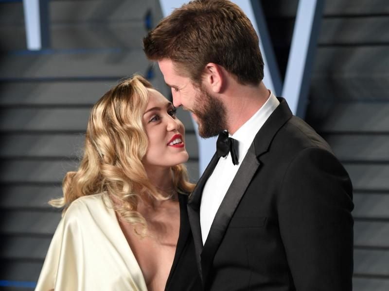 Miley Cyrus und Liam Hemsworth schauen sich tief in die Augen. Foto: PA Wire