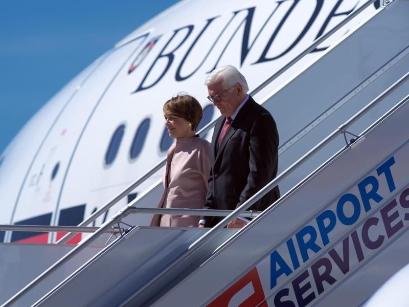 Bundespräsident Frank-Walter Steinmeier und seine Ehefrau Elke Büdenbender nach der Landung auf dem Warschauer Flughafen. Foto: Soeren Stache
