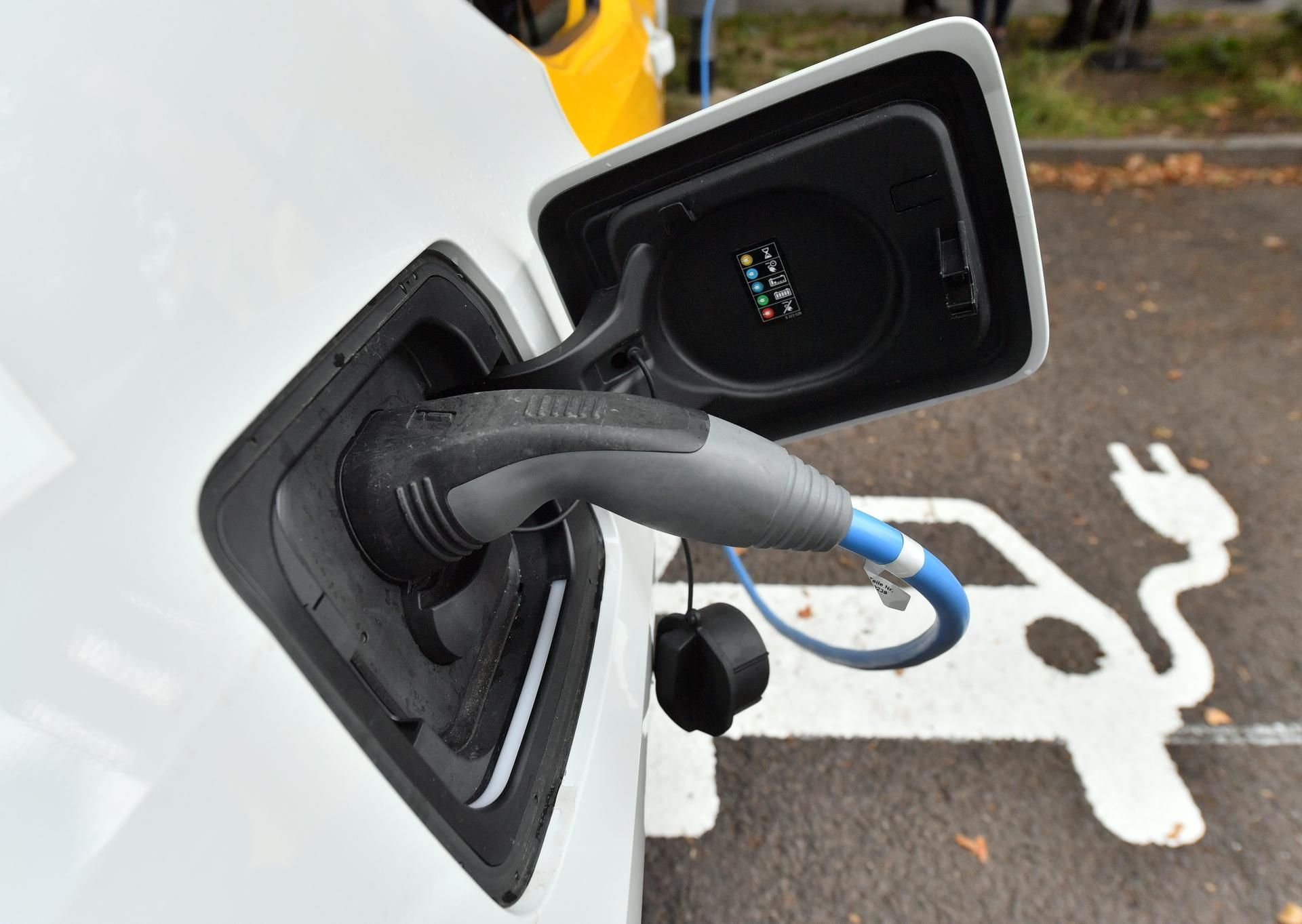 Ein Elektroauto lädt im Zentrum der Stadt.