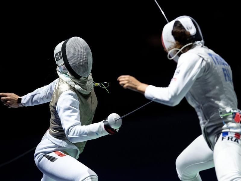 Anne Sauer (l) verpasste mit Deutschlands Fechtdamen eine EM-Medaille. Foto: Marius Becker