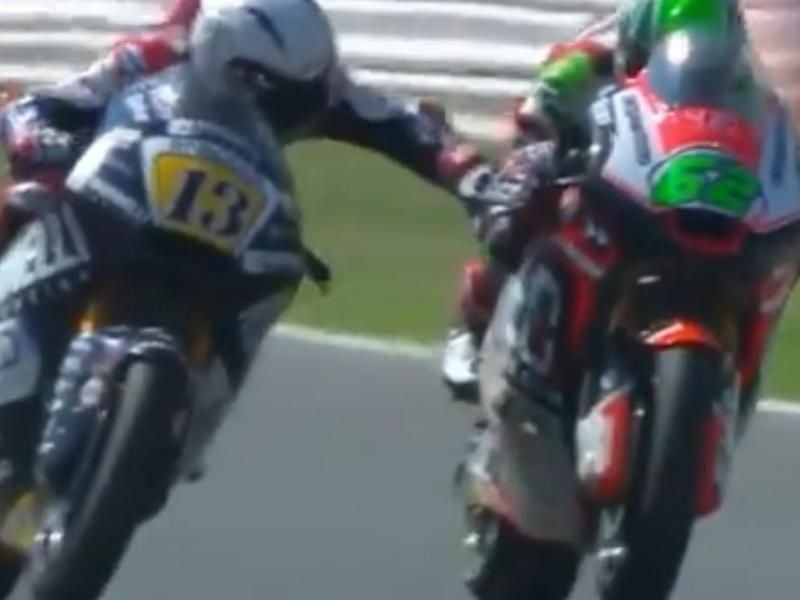 Romano Fenati (l) greift beim Rennen in Misano an die Bremse des Motorrades von Stefano Manzi. Foto: Motogp.Com/Europa Press