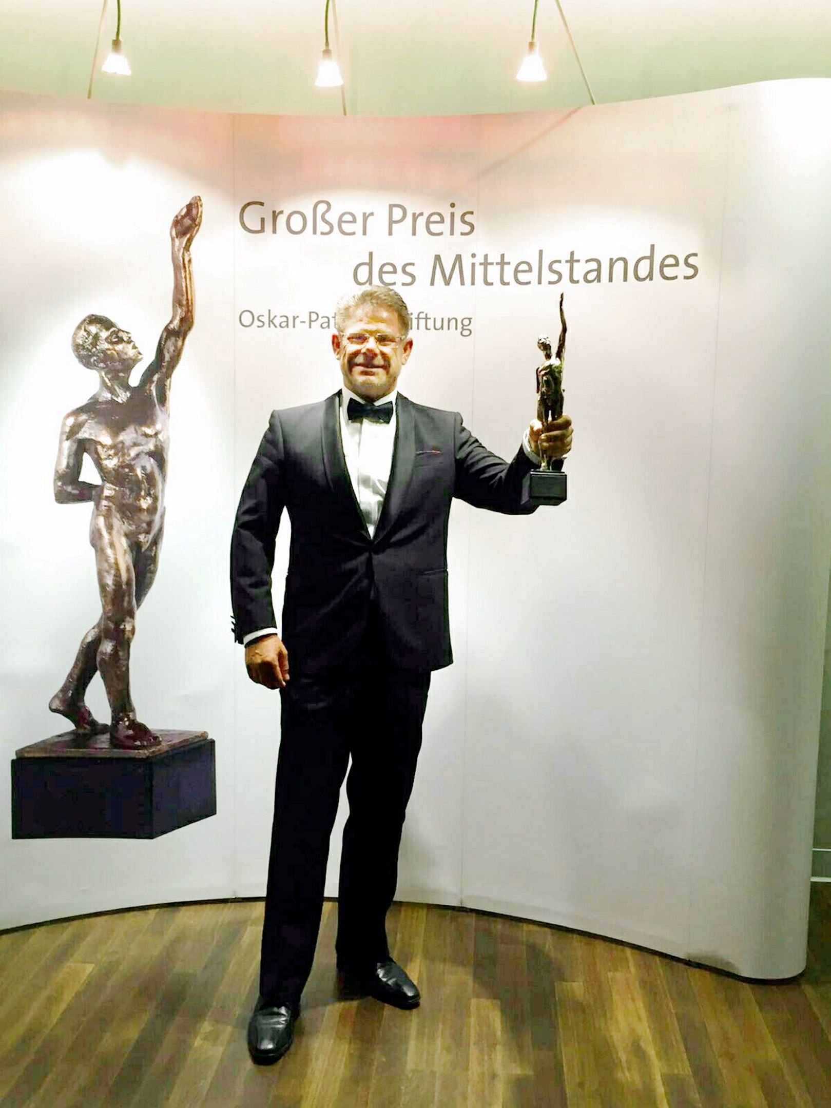 Hallog-Geschäftsführer Uwe Ritzmann mit dem Preis