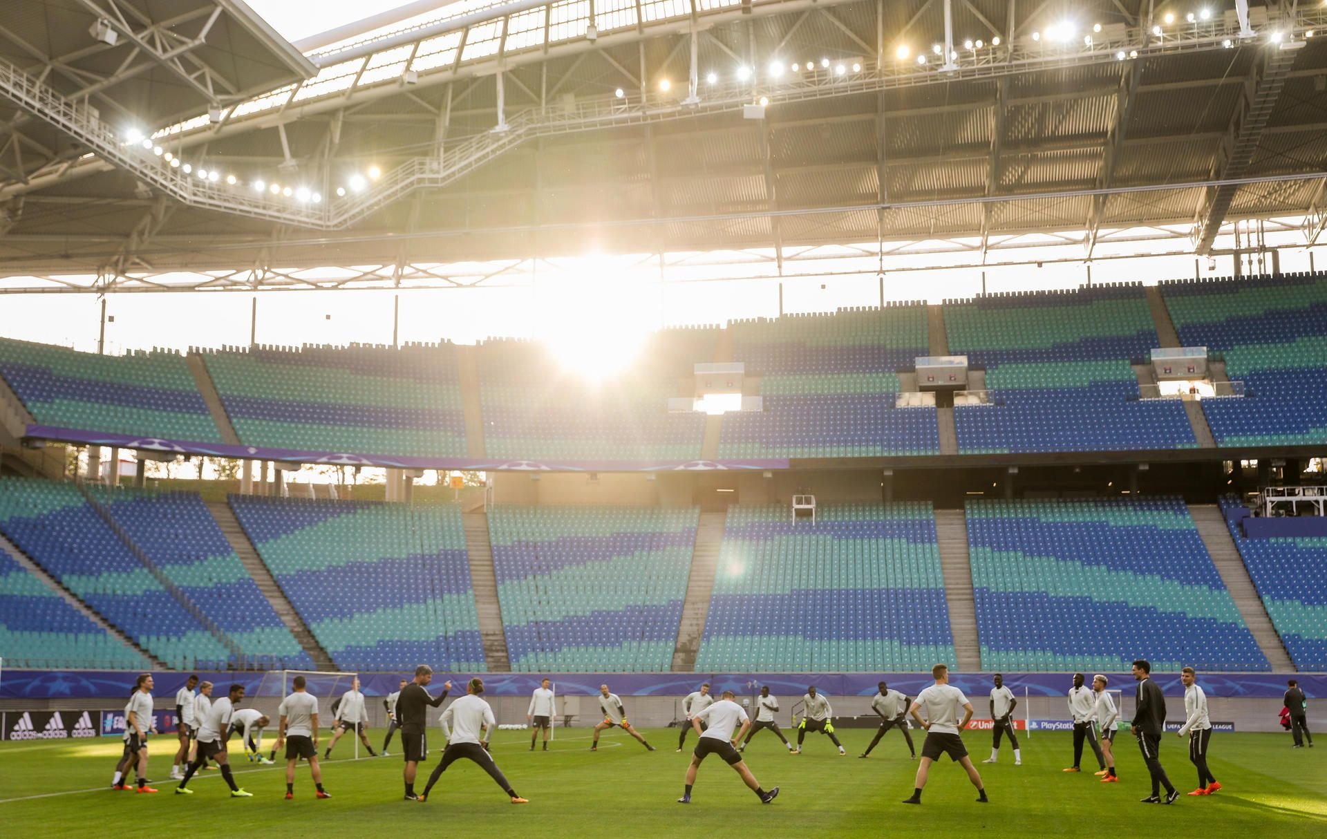 Leipzigs Spieler bei den Dehnübungen am 16.10.2017 während des Trainings in der Red Bull Arena in Leipzig