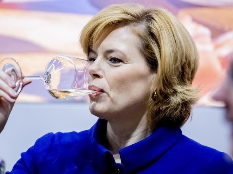 Julia Klöckner freut sich auf ein Glas Wein - bewusst genossen. Foto: Christoph Soeder