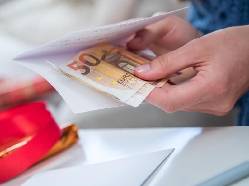 Wer Jugendlichen zur Konfirmation oder Jugendweihe Geld schenkt, kann damit auch Verantwortung übertragen. Foto: Christin Klose/dpa-tmn