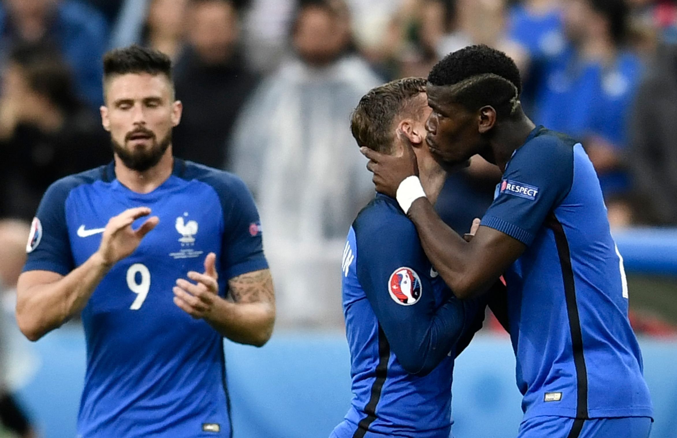 Paul Pogba (r.) feiert mit Antoine Griezmann (m.)
