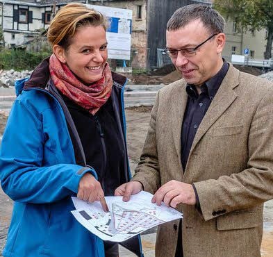Kristin Englerth und Michael Sonntag freuen sich, dass die Arbeiten am Parkplatz im Plan liegen.