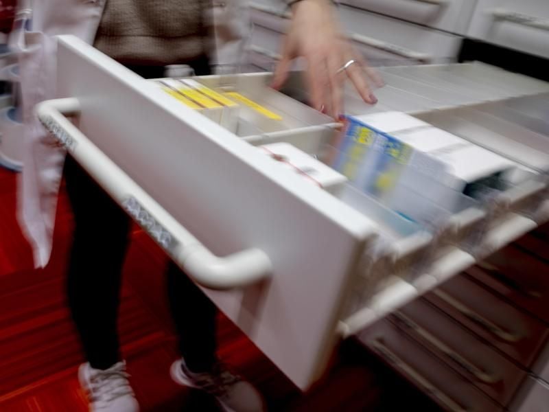 Wer für Medikamente dringend ein Folgerezept benötigt, kann das von der behandelnden Arztpraxis vorübergehend per Post geschickt bekommen. Foto: Christoph Soeder/dpa/dpa-tmn