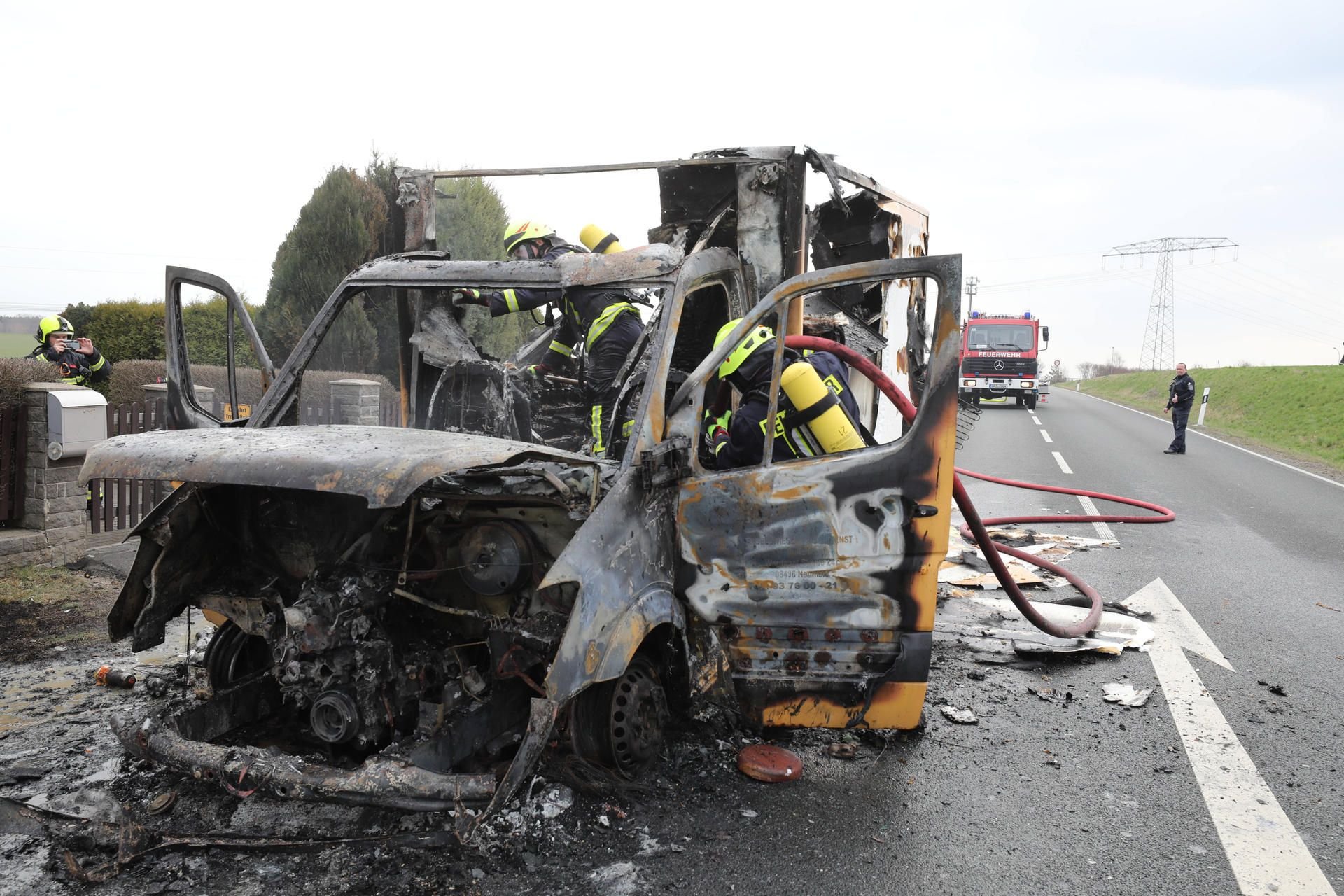 Feuerwehrleute löschen auf der Bundesstraße 92 zwischen Greiz und Weida einen Kleinlaster. Das voll beladene Fahrzeug fing aus noch ungeklärter Ursache Feuer und brannte vollständig aus.