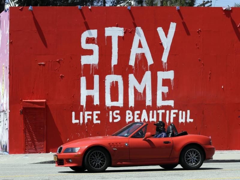 „Bleib zu Hause, das Leben ist schön” steht auf einer Wand in Los Angeles geschrieben. Foto: Marcio Jose Sanchez/AP/dpa
