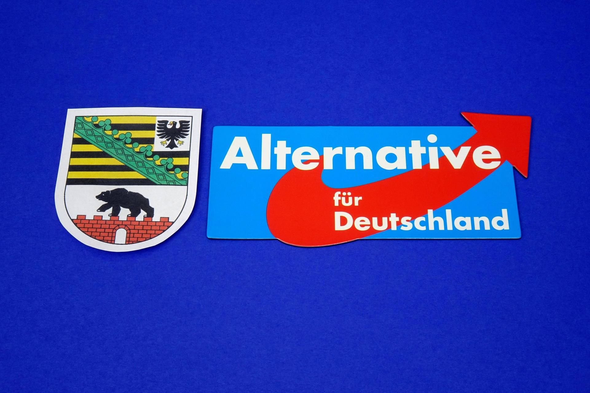 Logo der AfD neben dem Landeswappen von Sachsen-Anhalt.