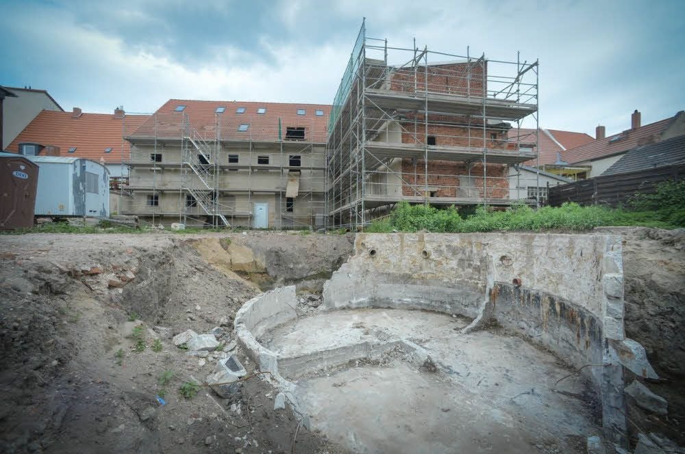Im rückwärtigen Teil des Grundstückes sind die Überreste der Klärgrube zu sehen. Der Inhalt musste teuer über Spezialfirmen entsorgt werden.