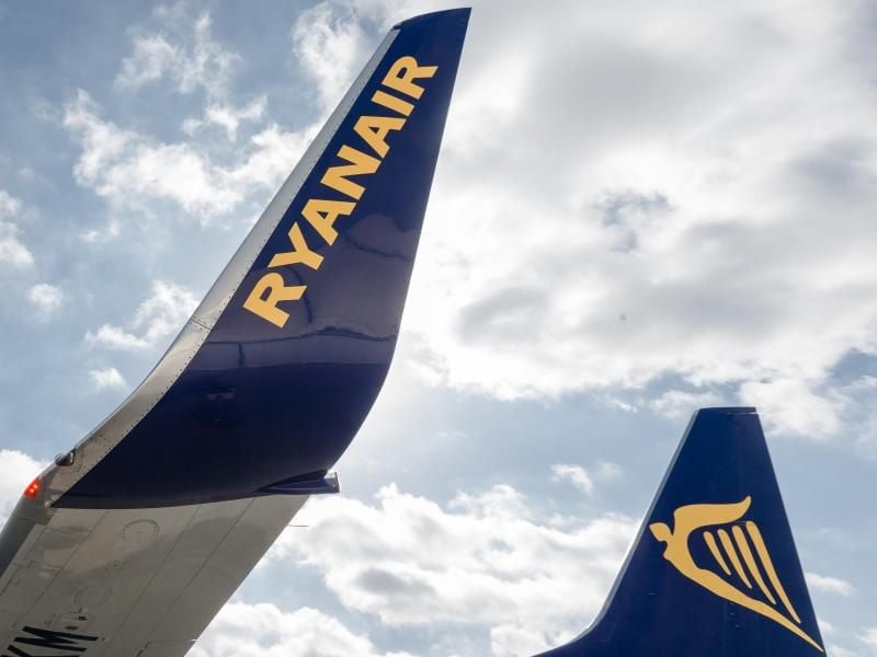 Der Firmenschriftzug und das Logo der Fluggesellschaft Ryanair. Foto: Markus Scholz/Archiv