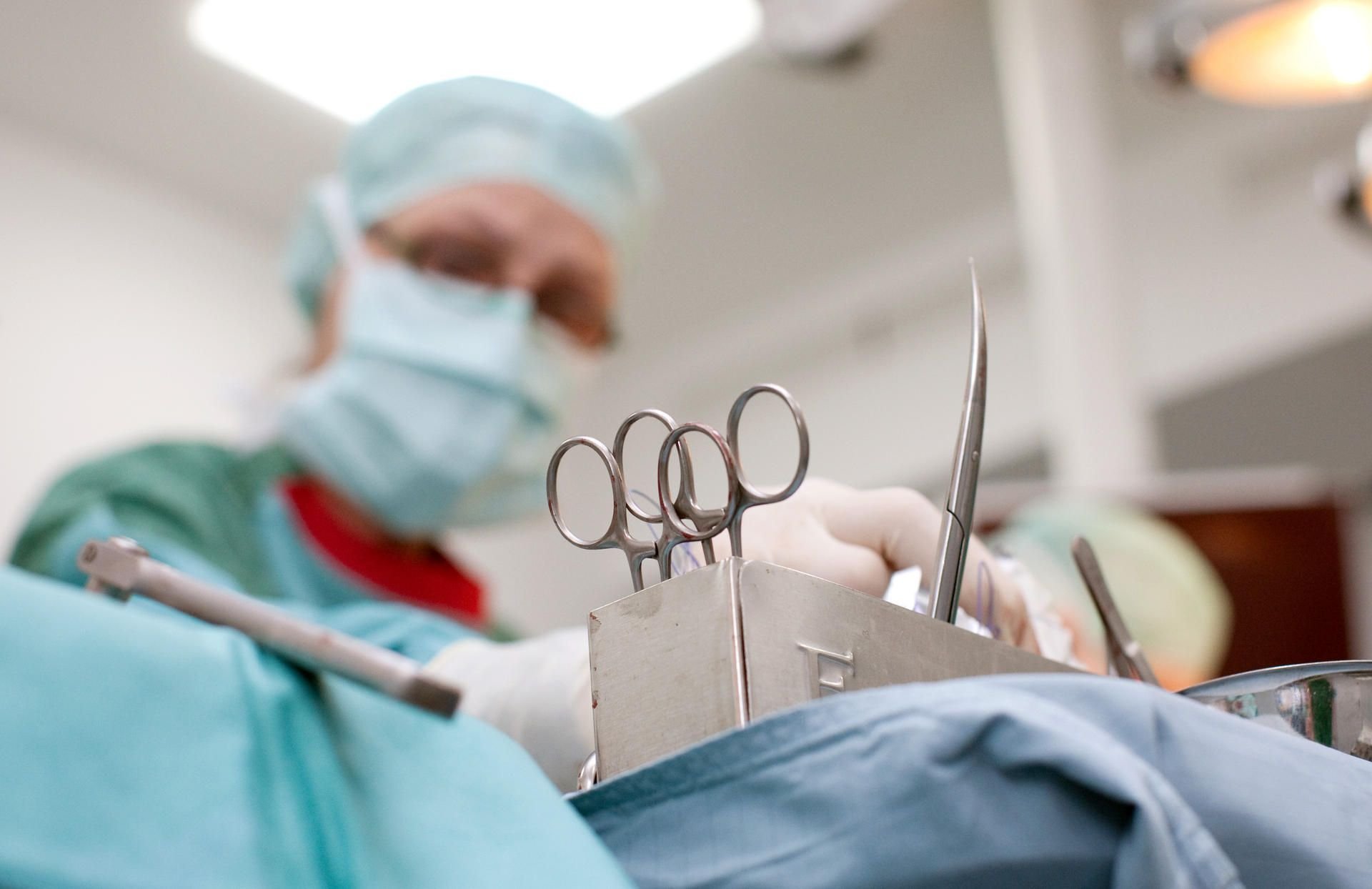 Ein Arzt operiert einen Patienten (Symbolbild)
