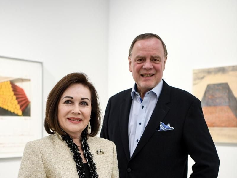 Das Sammlerehepaar Ingrid und Thomas Jochheim in der Ausstellung „Christo and Jeanne-Claude: Projects 1963-2020”. Foto: Britta Pedersen/dpa-Zentralbild/dpa
