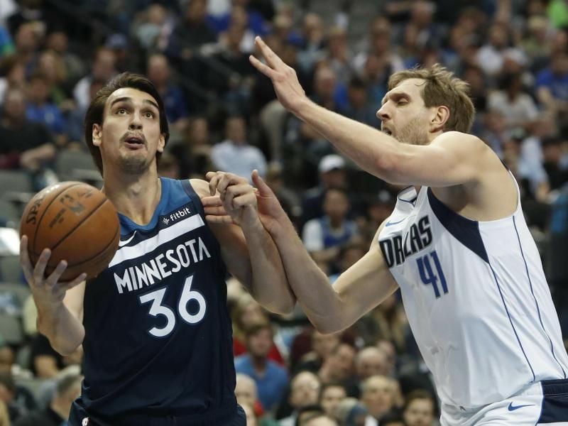 Dirk Nowitzki (r) versucht Dario Saric von den Minnesota Timberwolves zu blocken. Foto: Lm Otero/AP/dpa