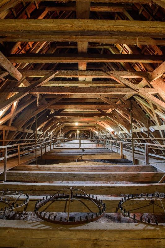 Der nach dem Brand zwischen 1532 und 1534 neu gebaute hölzerne Dachstuhl im Naumburger Dom - Blick von West nach Ost.