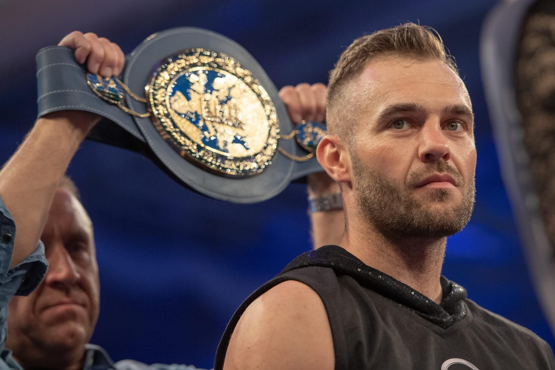 Zufrieden sieht anders aus: Europameister Dominic Bösel haderte nach der erfolgreichen Titelverteidigung gegen Timy Shala aus dem Kosovo zunächst mit der eigenen Leistung.
