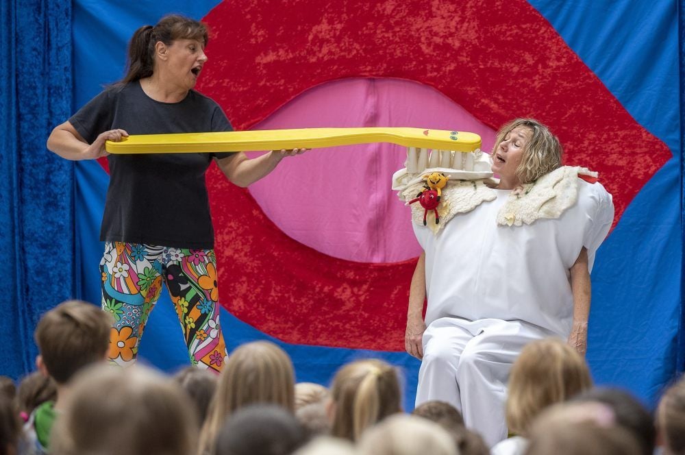 Das „Theater Zahnlücke“ präsentiert ein interaktives Stück zur Zahngesundheit speziell für Kinder im Kindergartenalter.