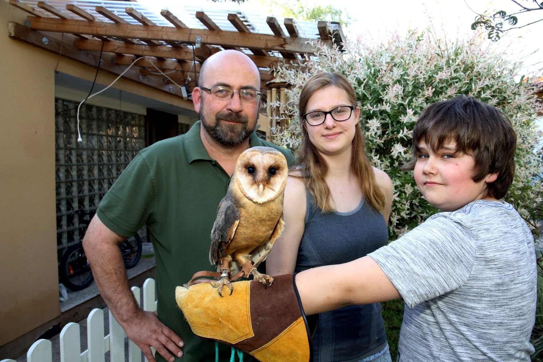 Michael, Jessica und Jack Eggert mit der Eule Freya.
