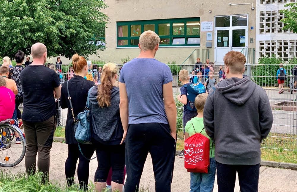 Vor der Grundschule in Heide Nord halten Eltern Wache, bis die Kinder sicher im Gebäude sind.