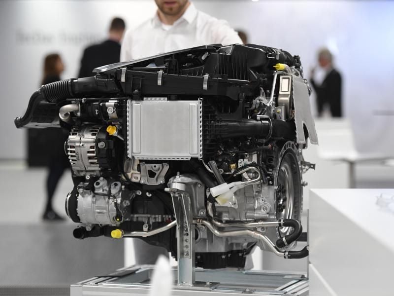 Ein Reihensechszylinder-Dieselmotor OM656 steht im Antriebs-Integrationszentrum im Technologiezentrum der Daimler AG in Sindelfingen. Foto: Marijan Murat