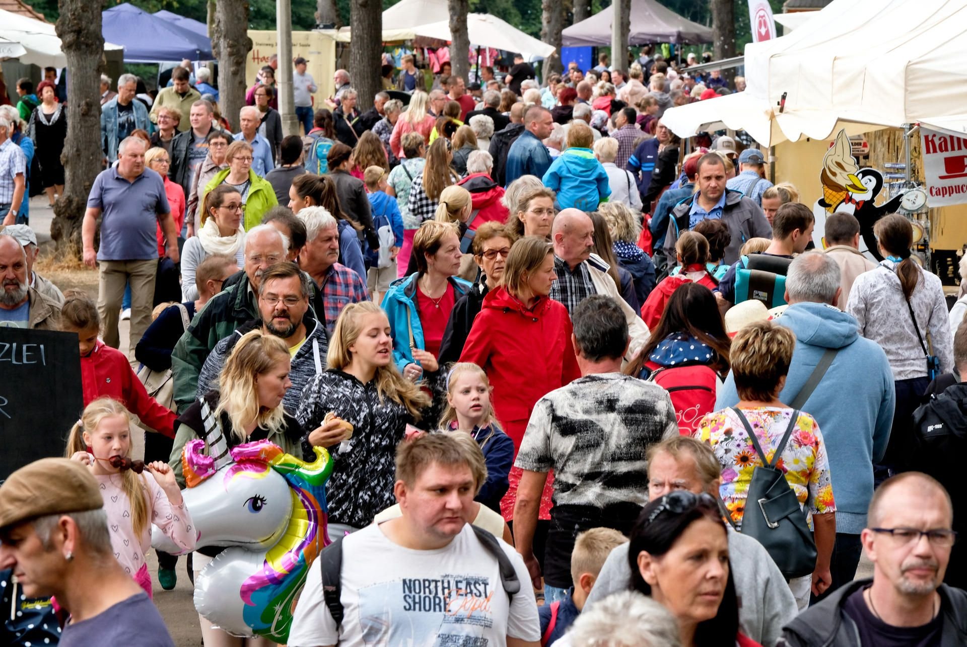 Menschen drängelten sich beim Laternenfest in Halle über das Riveufer.