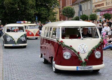 Oldtimer-Freunden ging bei diesem Anblick das Herz auf. Aus Torgau waren Bulli-Taxis angerollt.