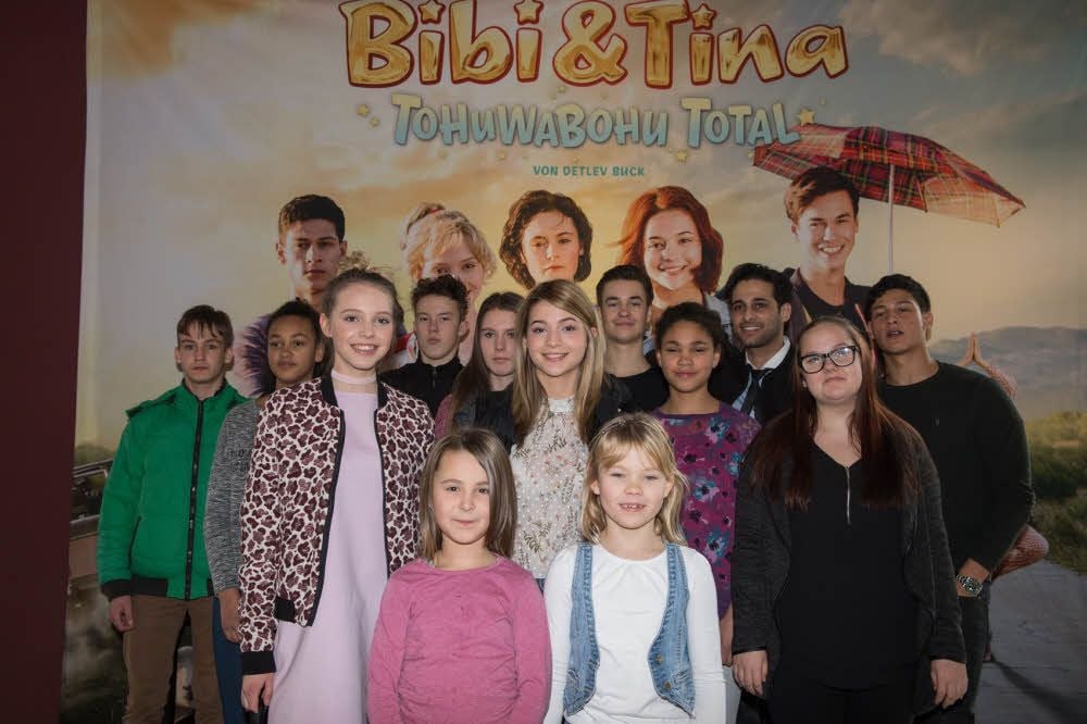 Die Mädchen und Jungen aus dem Kinderhaus Vitzenburg haben oft bei den Dreharbeiten zugeschaut. Jetzt waren sie zur Premiere eingeladen und konnten sich vor der Plakatwand mit den Schauspielern fotografieren lassen.